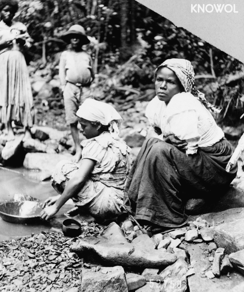 Panning for gold was a popular form of employment for Puerto Rican women.
