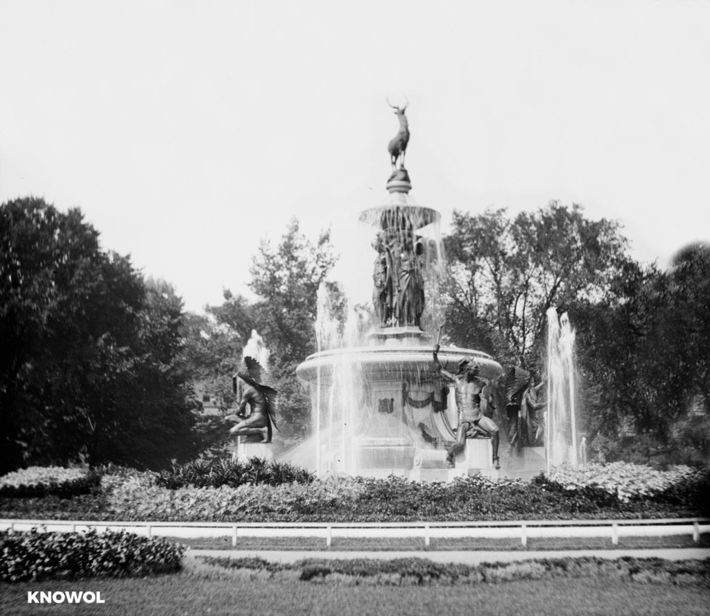 This photograph of the fountain was taken between 1918 and 1920.