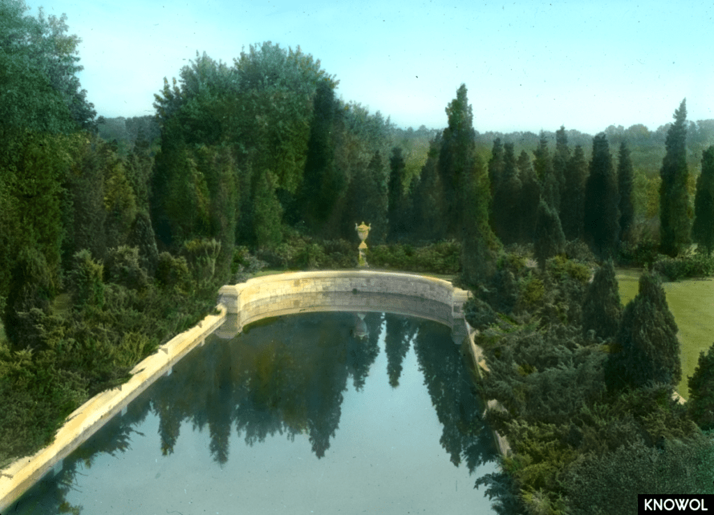 Killenworth was among the earliest houses in which the design and placement of the swimming pool was an integral part of the