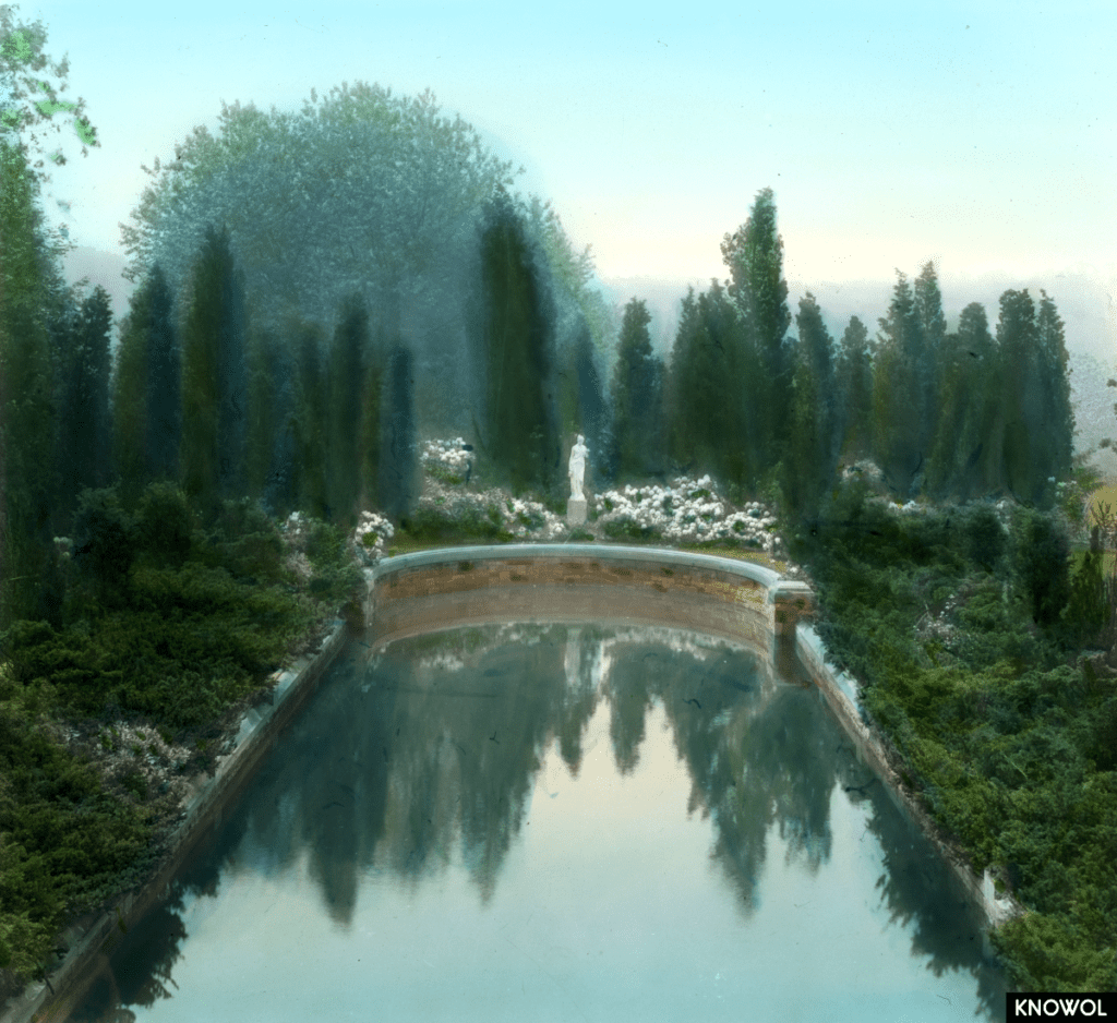 The pool looked slightly different in 1918, with a new statue and flowers decorating the edges.