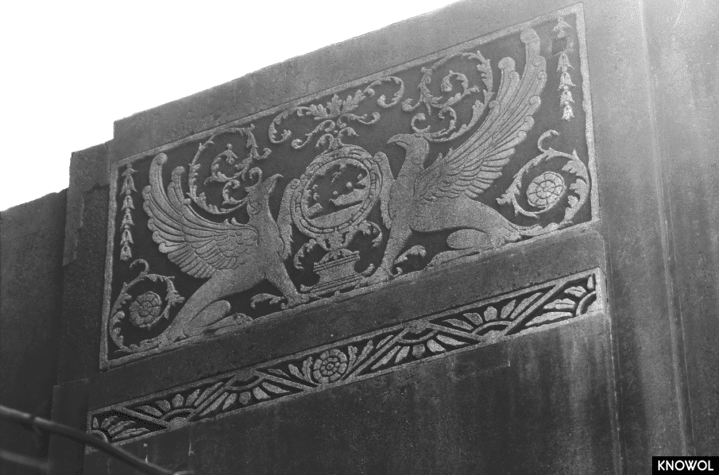 Detail of the ornamental characteristics of the Grumman Ave bridge.