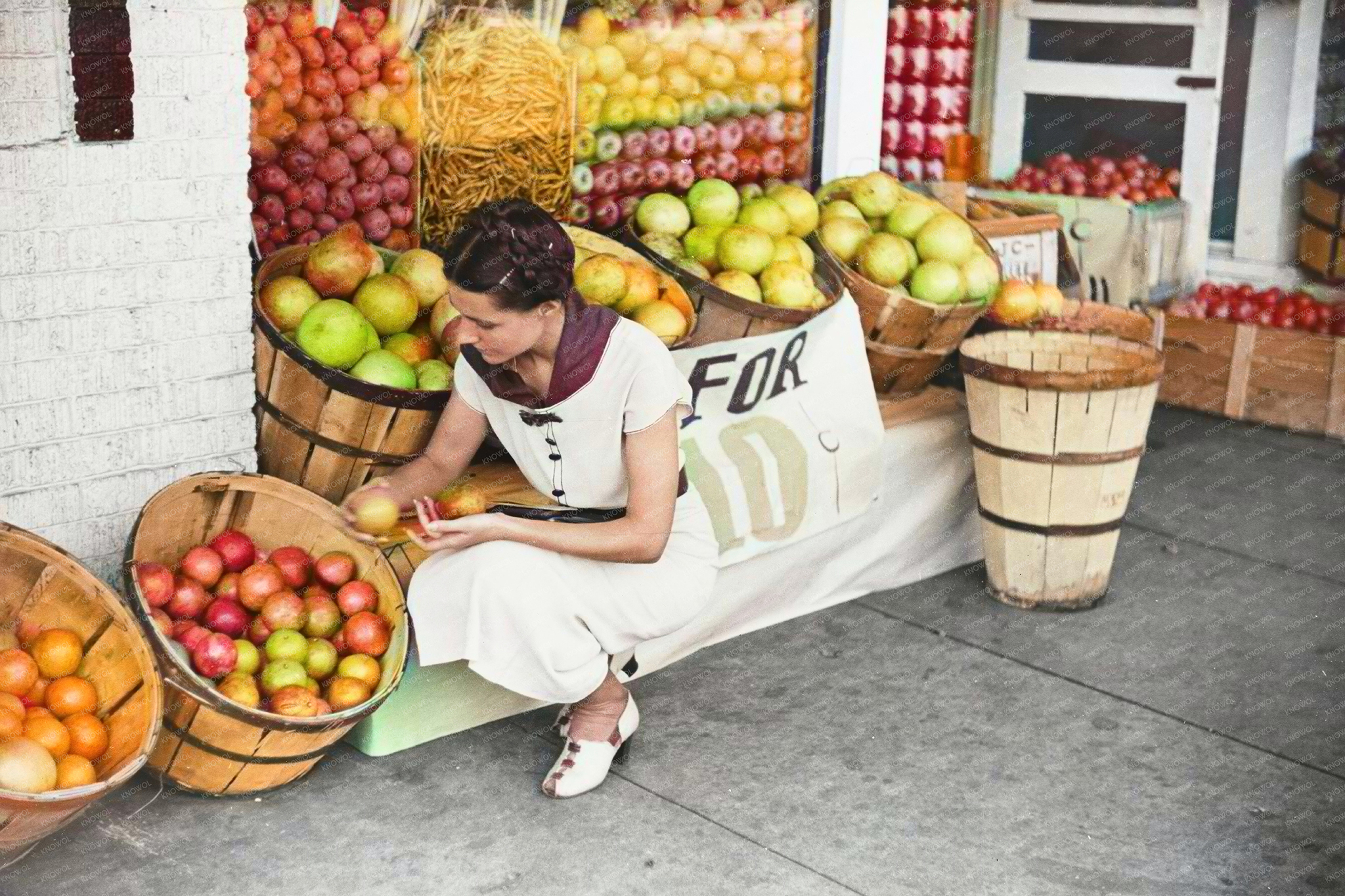 Lakeland, Florida - Shopping for fruit at the market, 1939