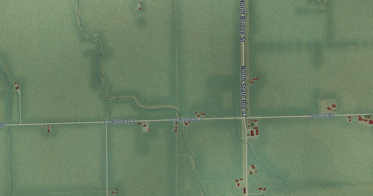 Close-up of streets and buildings in Saratoga, Illinois